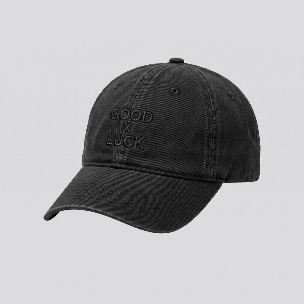 Casquette noire, vue de trois quarts